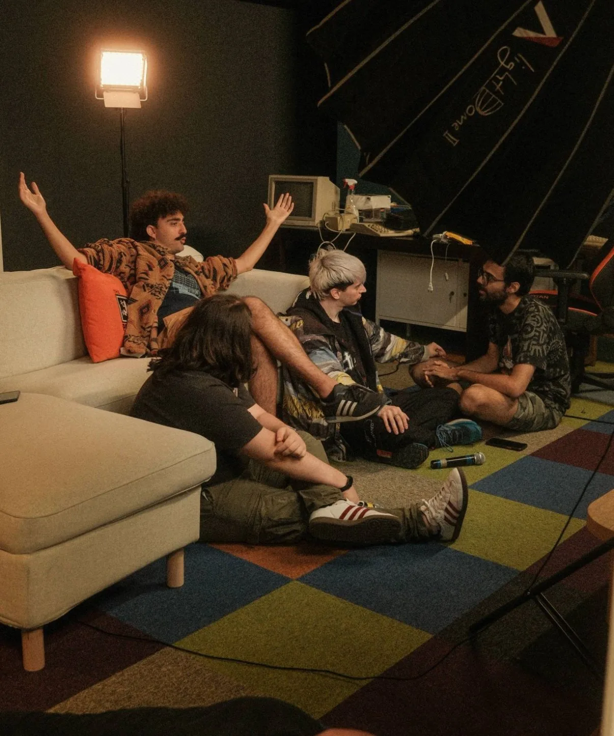 Il team in pausa nel backstage