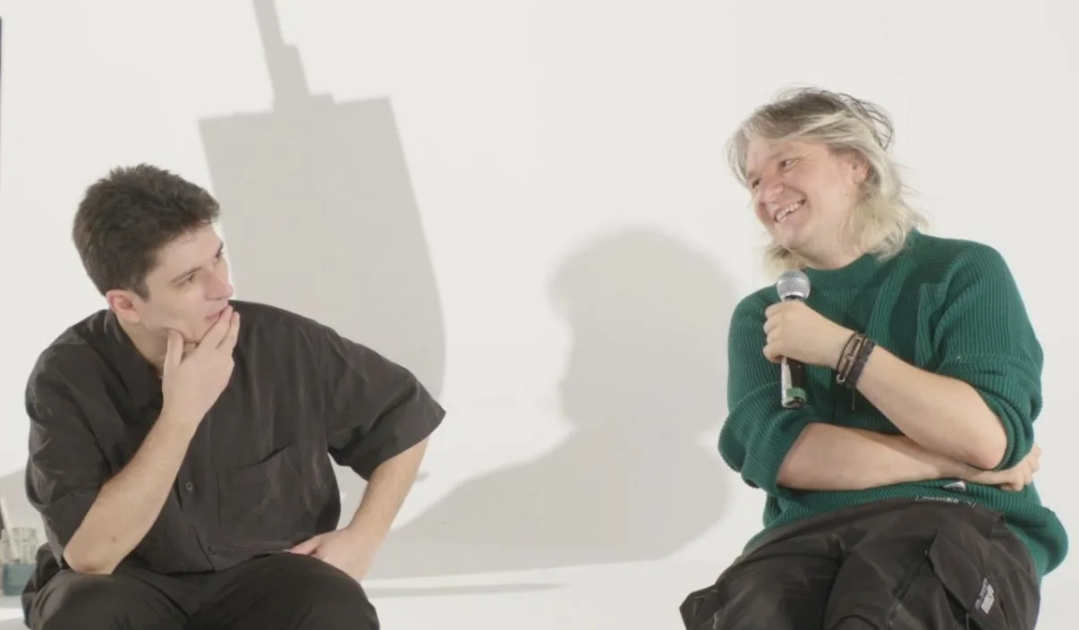 Intervista sul set bianco