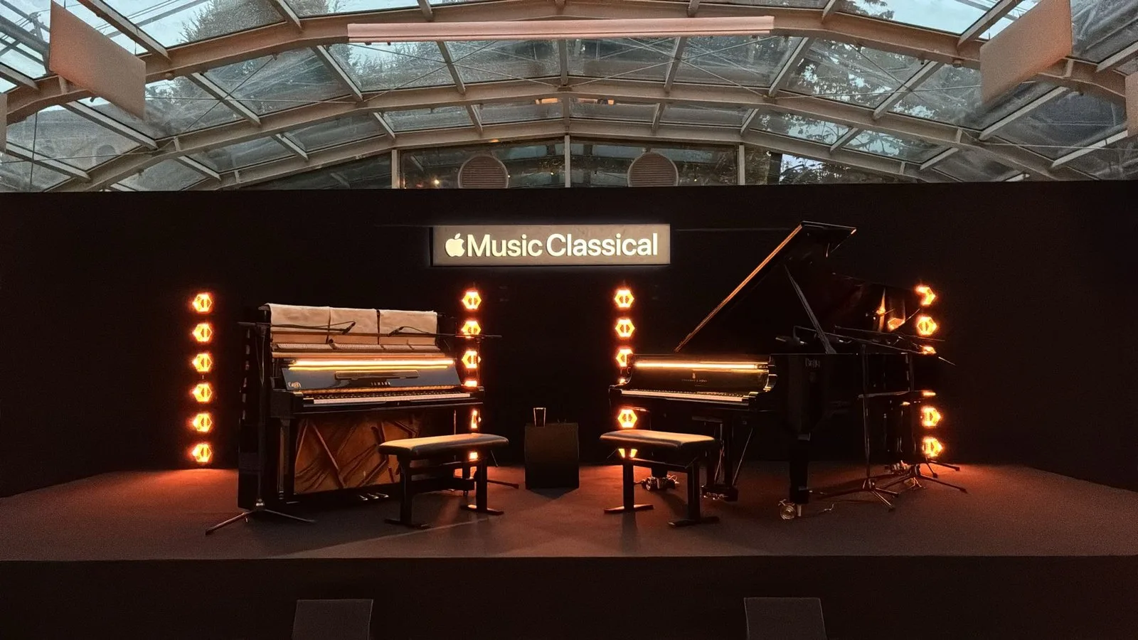 Palco Apple Music Classical con due pianoforti