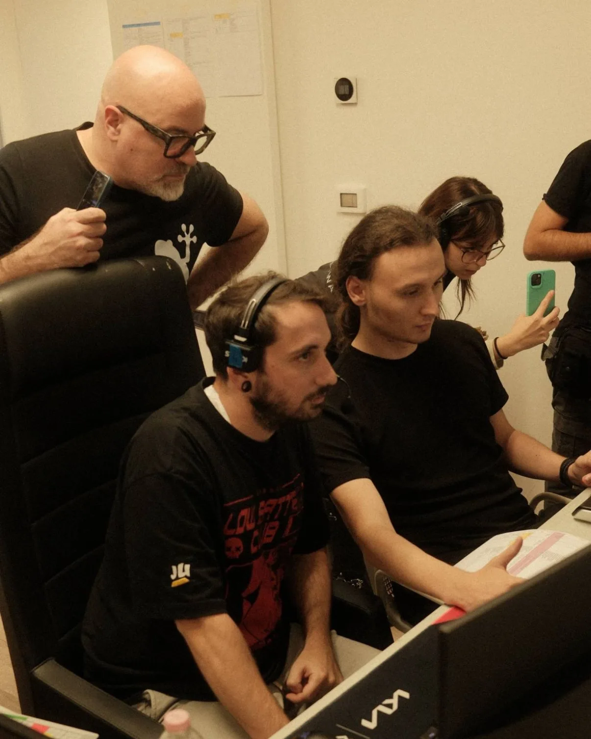 Il team in sala regia con le cuffie