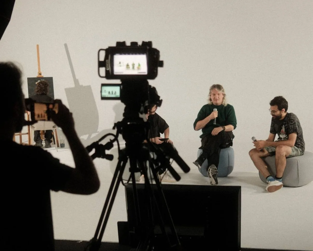 Set di ripresa con camera su treppiede e ospiti