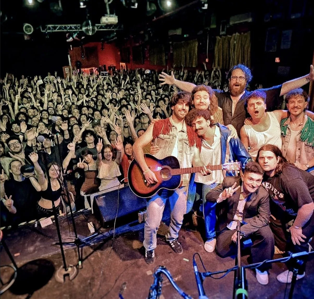 Foto di gruppo con il pubblico a fine show