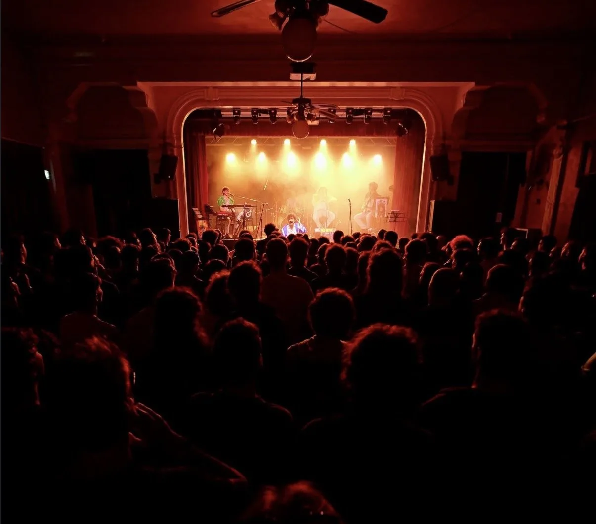 Performance sul palco durante lo show